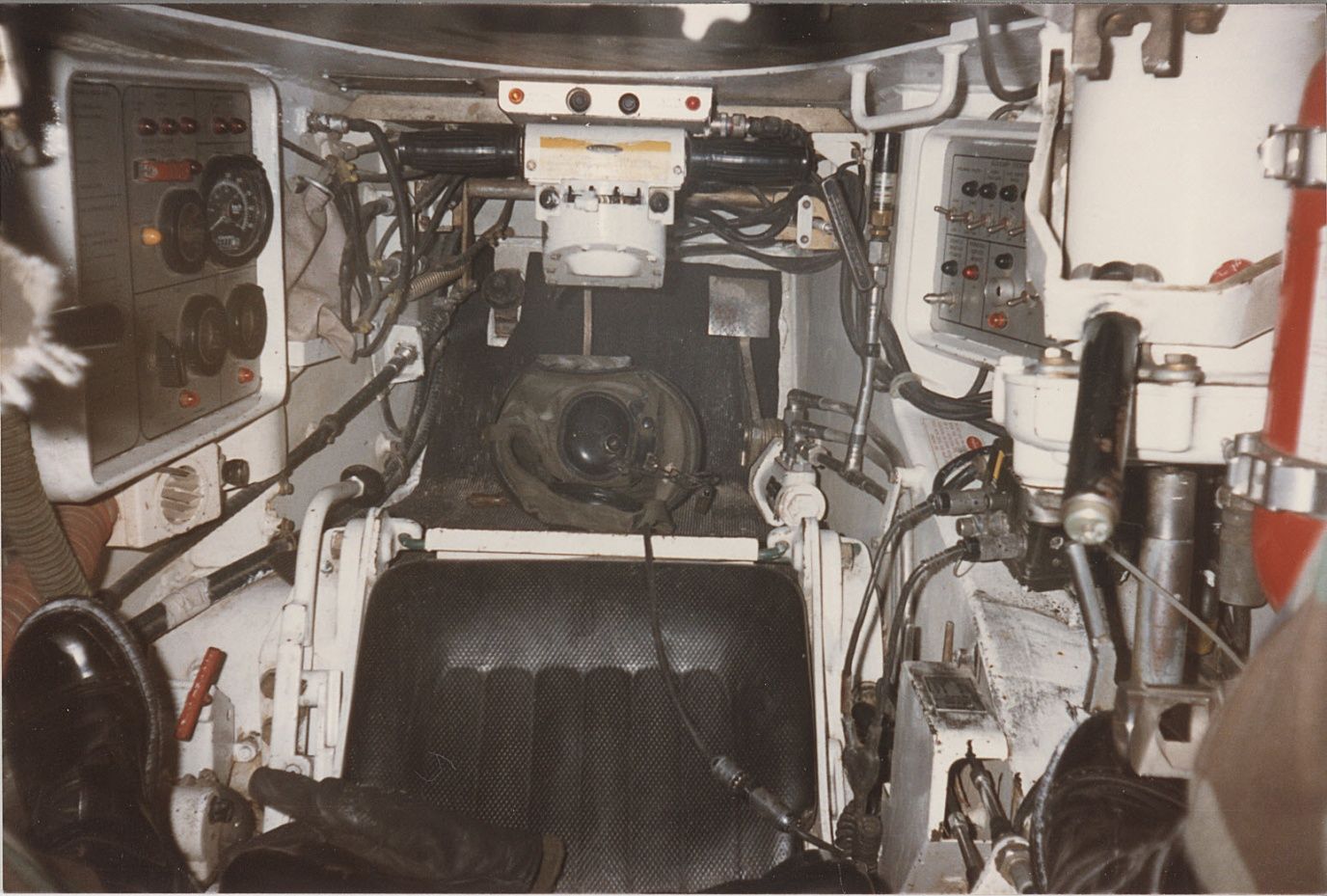 m1a2 abrams driver compartment